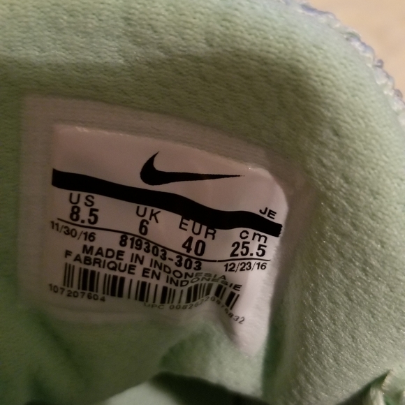 Nike shoes - Picture 3 of 3